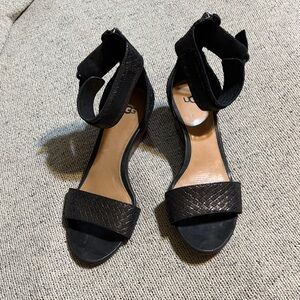 UGG Women's Elegant Bronze Sandals